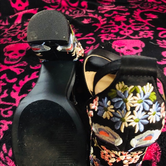 Hand embroidered Steve Madden heals - Picture 2 of 4